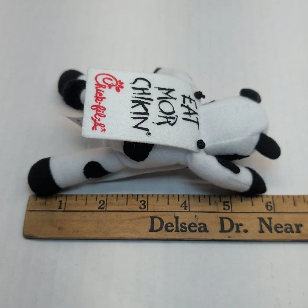 Chick-fil-A Eat Mor Chikin Cow Plush and Finger Puppet Advertising Set 2009